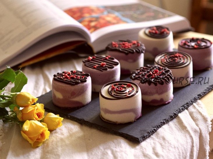 Приготовление живого десерта rawvegan капкейки «Клубника со сливками» (Ольга Панда)