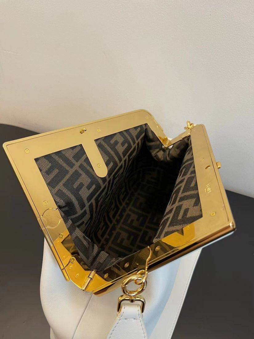 Fendi First Medium 32,5x23,5x15 cm