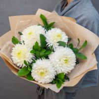 Монобукет из 5 белых хризантем с зеленью