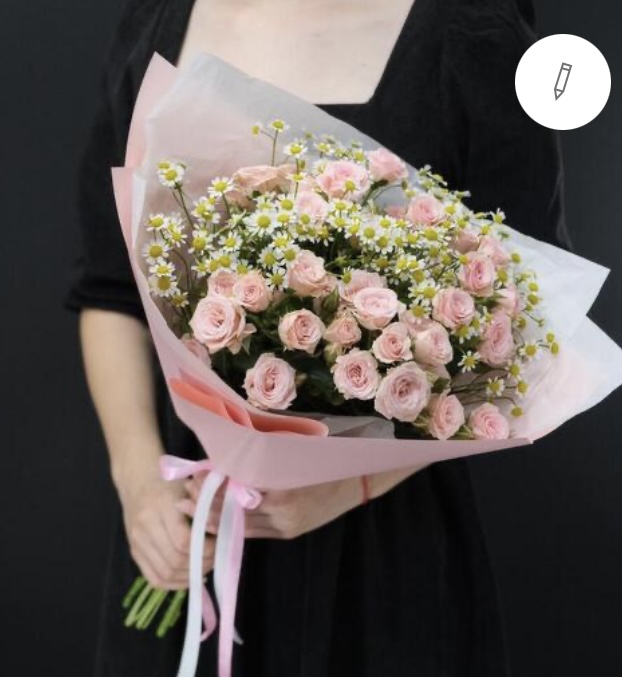 Букет из кустовых роз и ромашек