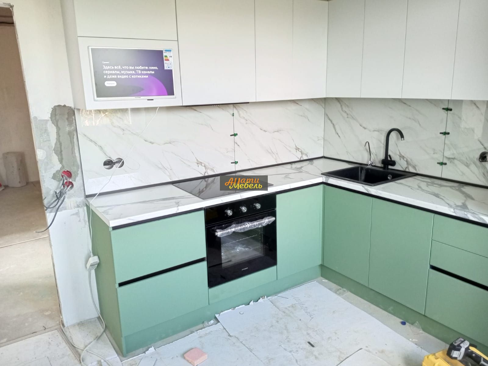 Кухонный гарнитур со встроенным холодильником