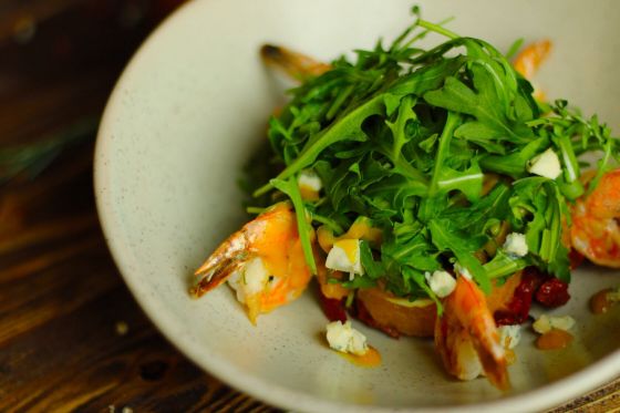 Тигровые креветки с рукколой
