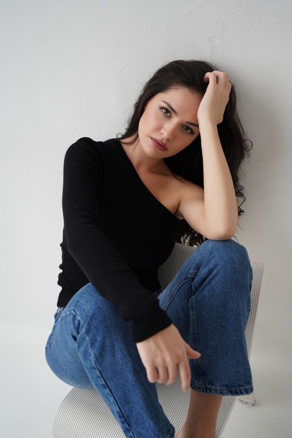 Кофта на одно плечо черная