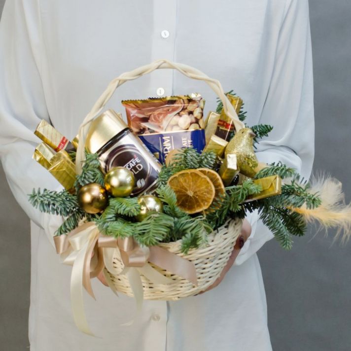 Новогодняя корзина с кофе и шоколадом "Зимняя сказка"