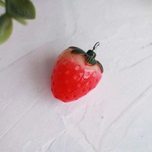 Подвеска  - Клубничка 2,5*2,2 см 1 шт