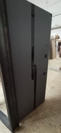 Входная дверь Лабиринт CARBON 25 Бетон светлый (черная вставка)