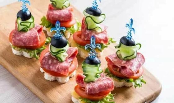КАНАПЕ САЛЯМИ С СЫРОМ И СОЧНЫМ САЛАТОМ
