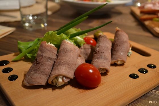 РУЛЕТИК ИЗ ЯЗЫКА С СЫРОМ МААСДАМ, КОРНИШОНАМИ И СЛИВОЧНЫМ ХРЕНОМ