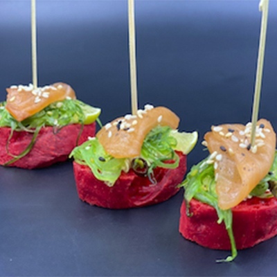 ЛОСОСЬ СЛАБОЙ СОЛИ НА КРАСНОМ БАГЕТЕ С САЛАТОМ ЧУКА И ОВОЩАМИ