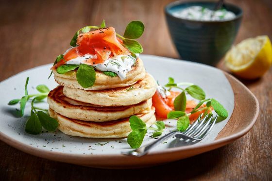 ПАНКЕЙК С ЛОСОСЕМ, СЛИВОЧНЫМ СЫРОМ И КИВИ