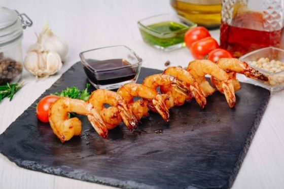 ТИГРОВАЯ КРЕВЕТКА ГРИЛЬ НА ТРАВАХ, С ОГУРЦОМ И ОСТРЫМ ТОМАТНЫМ СОУСОМ