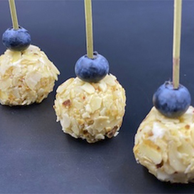 ЧИЗБОЛ СО СЛИВОЧНЫМ СЫРОМ, ДОР БЛЮ, ЖАРЕНЫМ МИНДАЛЕМ И ГОЛУБИКОЙ