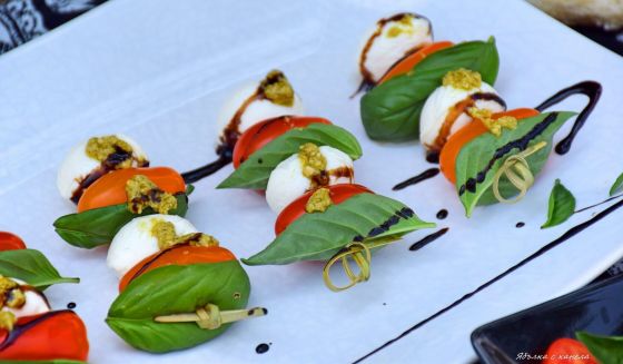 КАНАПЕ МОЦАРЕЛЛА НА ЗАПЕЧЕНОМ КАРТОФЕЛЕ С СОУСОМ ПЕСТО, ВЯЛЕННЫМ ТОМАТОМ И БАЗИЛИКОМ