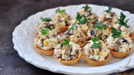 САЛАТ В ТАРТАЛЕТКЕ С ВЕТЧИНОЙ И ГРИБАМИ