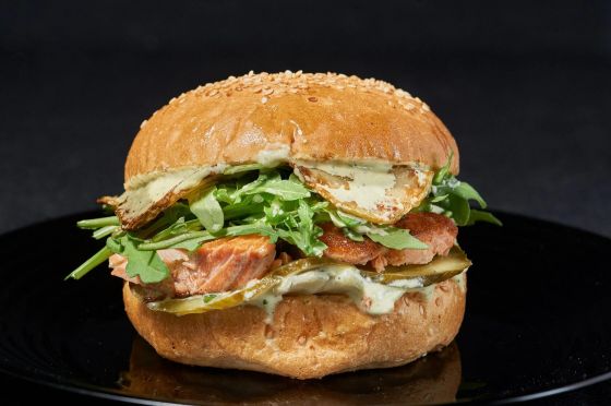 ФИШБУРГЕР С СЕМГОЙ, АВОКАДО, ЛАЙМОМ И СЛИВОЧНЫМ СЫРОМ