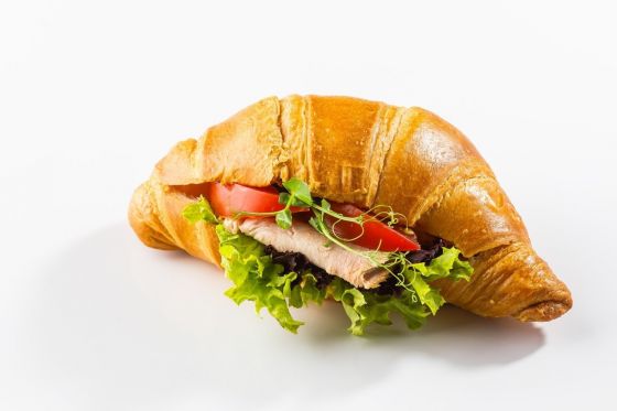 КРУАССАН С ГОВЯДИНОЙ, ТОМАТАМИ И ЗЕЛЕНЬЮ