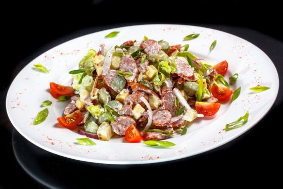 САЛАТ БАВАРСКИЙ С ВЕТЧИНОЙ, ОВОЩАМИ И ГРЕЦКИМ ОРЕХОМ