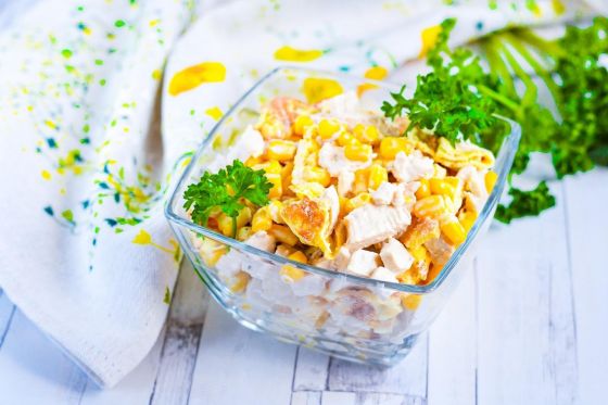 САЛАТ С ЦЫПЛЕНКОМ И БЛИНАМИ