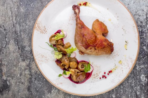 УТКА С ПЕЧЕНЫМ КАРТОФЕЛЕМ И ГРИБАМИ