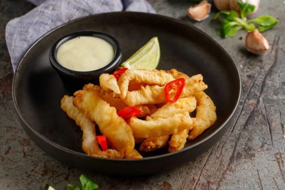 КАЛЬМАР В ТЕМПУРЕ С ЧЕСНОЧНЫМ СОУСОМ