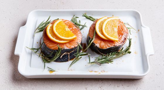 ШАЙБА ИЗ ЛОСОСЯ С АПЕЛЬСИНОВЫМ СОУСОМ