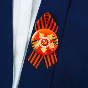 Значок закатной с лентой "9 мая" красная звезда, лента