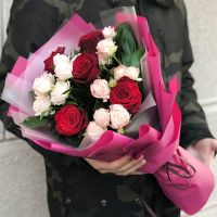 Сборный букет из роз и кустовых роз в оформлении