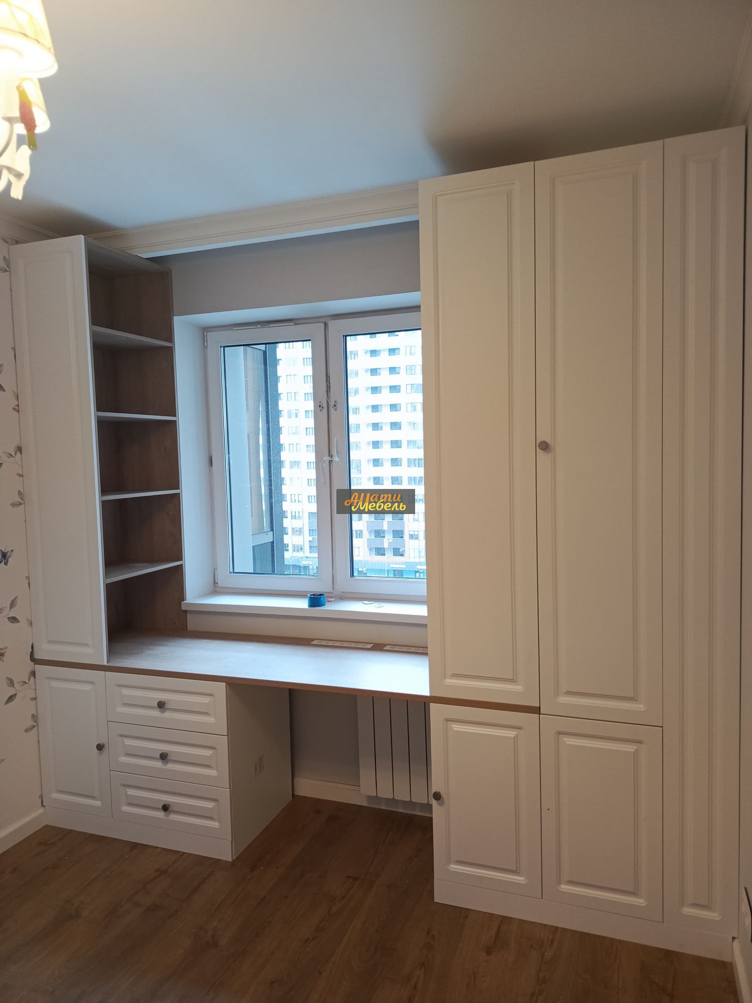 детская комната для девочки (стол под окно)