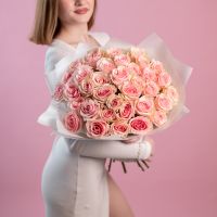 35 розовых роз (фрутетта) в упаковке