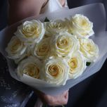 11 белых пионовидных роз