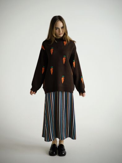 Свитер с морковками шоколад