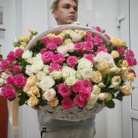 Эффектная корзина с кустовыми розами