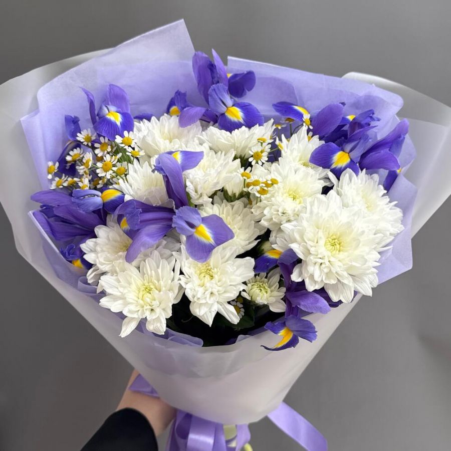 Ирисы и хризантема