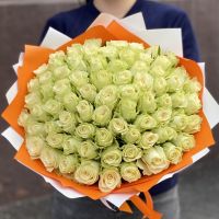 75 белых роз длины 40 см в упаковке