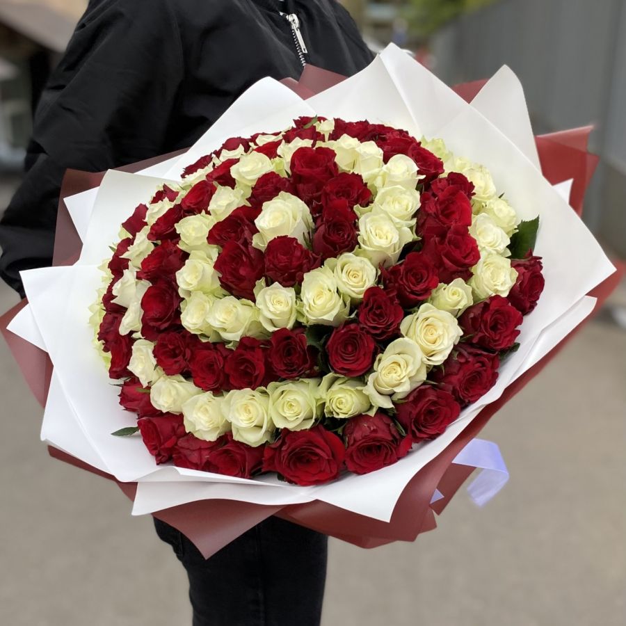 101 красная и белая роза в букете