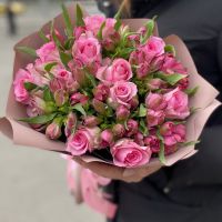 Розовый букет из роз и альстромерий