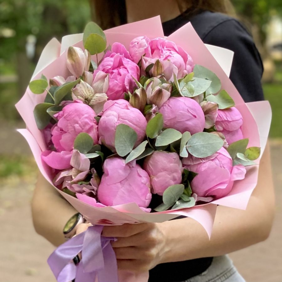 Розовый букет с пионами и альстромерией Розовый букет с пионами и альстромерией