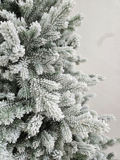 Ель на пне новогодняя заснеженная литая