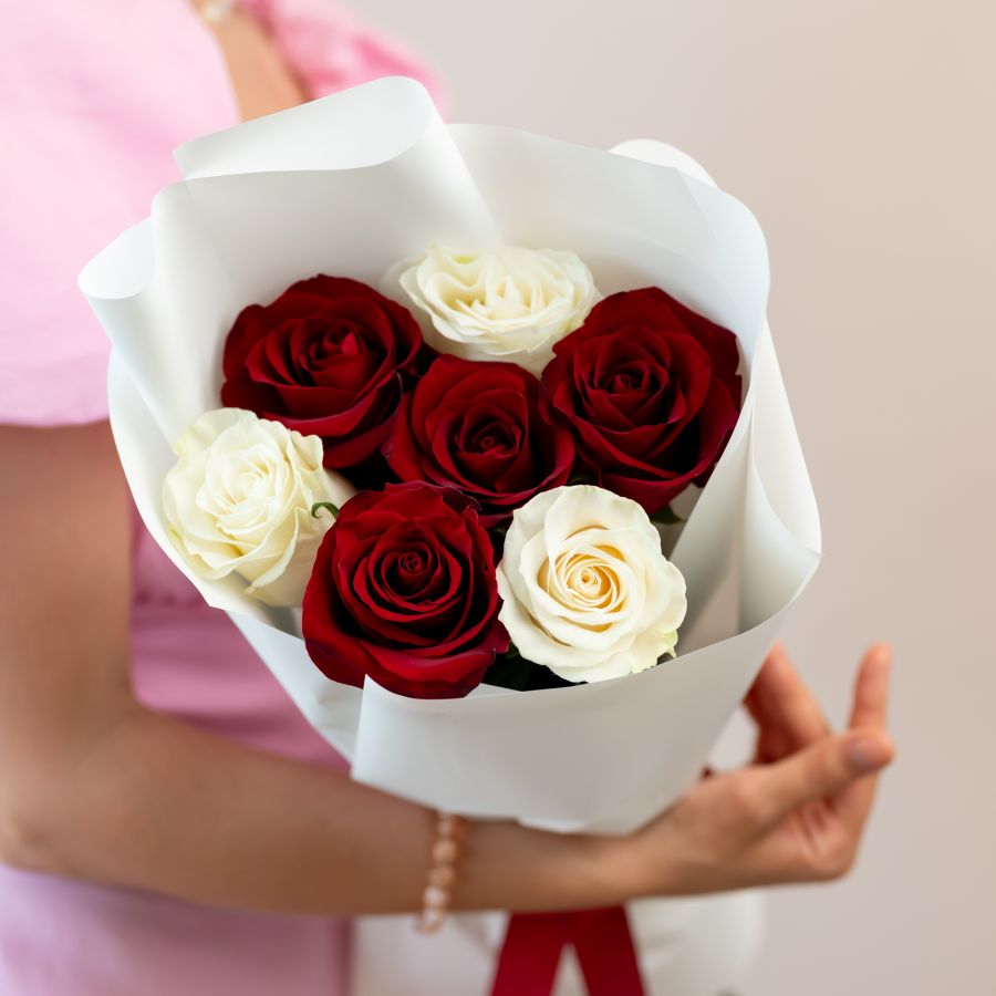 Красные и белые розы 7 шт