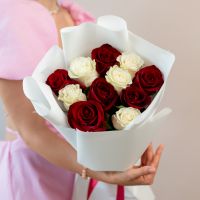 Красные и белые розы 11 шт