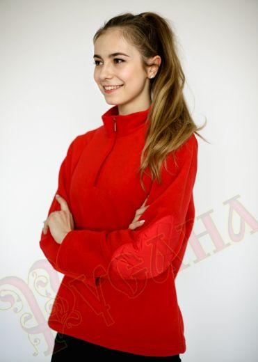 красная флисовая толстовка