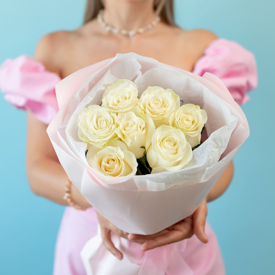 7 белых роз (60см)