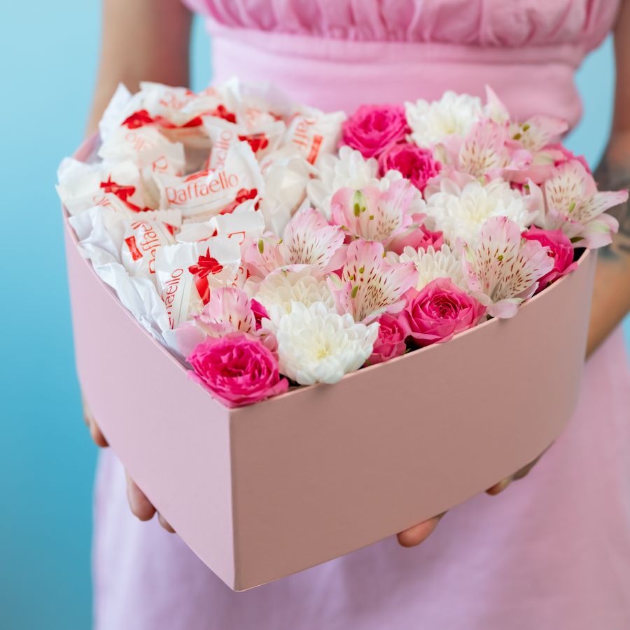 Сердце  с кустовыми розами, хризантемами и рафаэлло