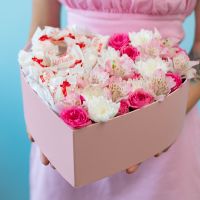 Сердце  с кустовыми розами, хризантемами и рафаэлло