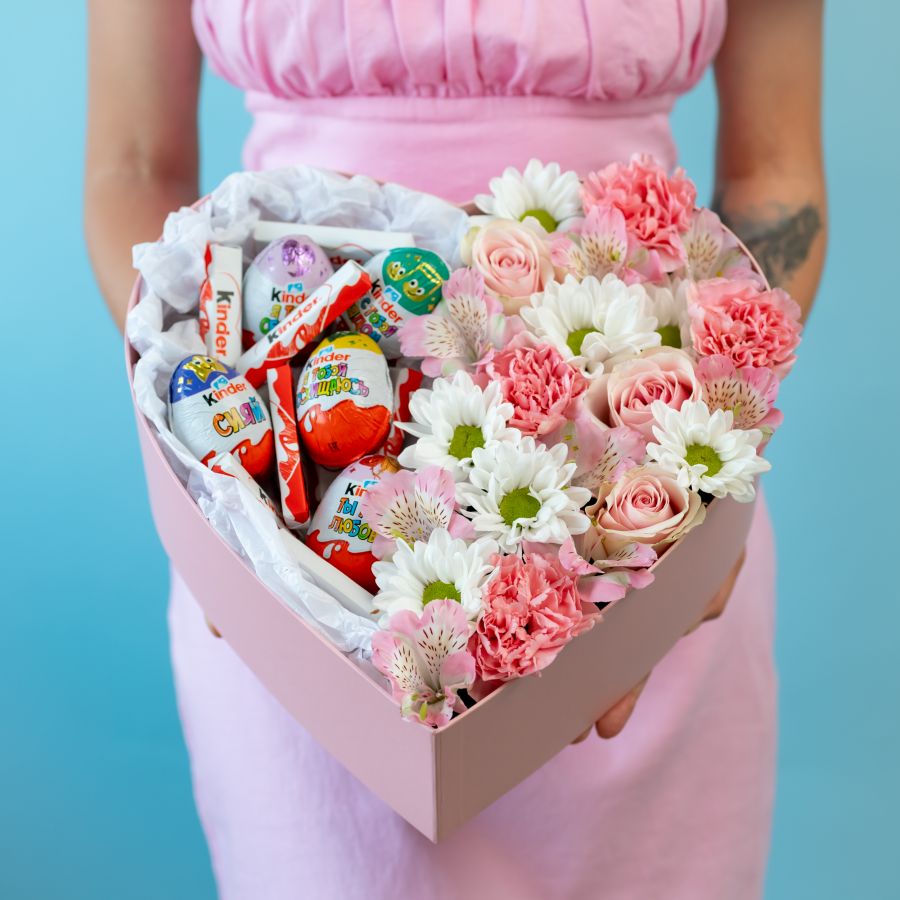 Сердце с розами, диантусами и киндерами