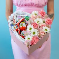 Сердце с розами, диантусами и киндерами