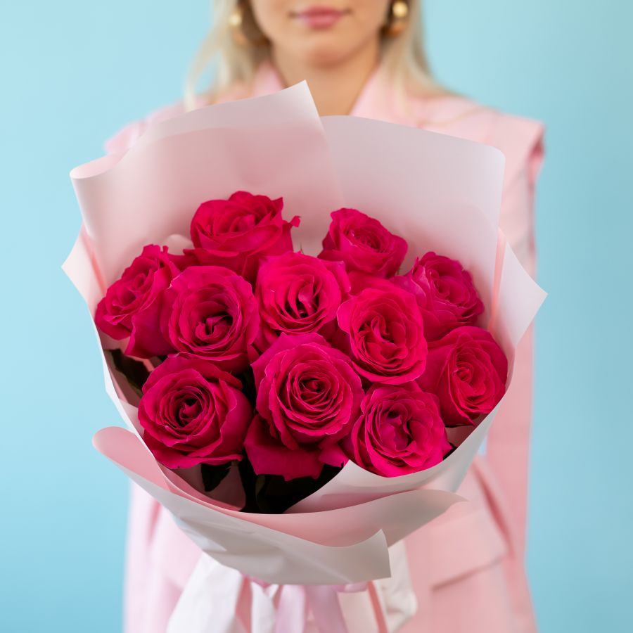 11 розовых роз в упаковке (60см)