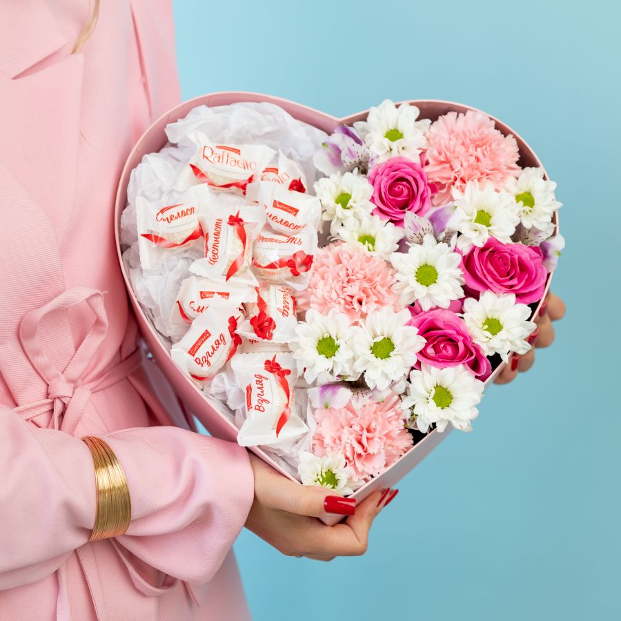 Коробочка сердце.Розы, хризантемы, диантусы с рафаэлло