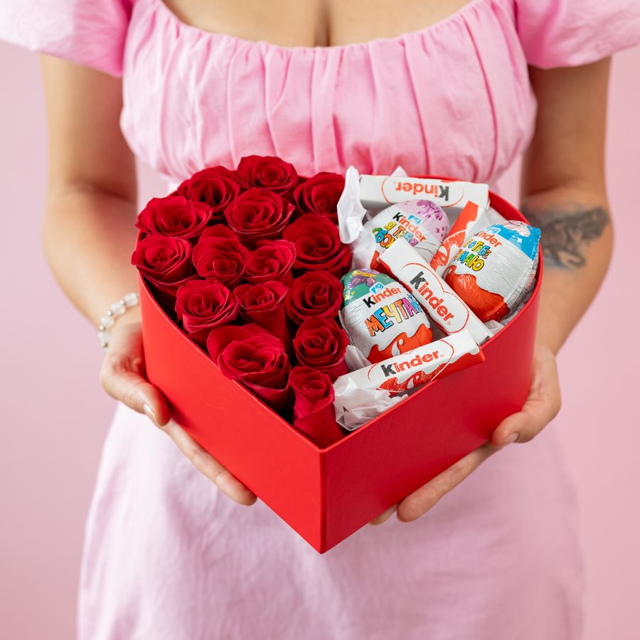 Коробочка сердце. Красные розы с киндерами
