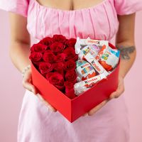 Коробочка сердце. Красные розы с киндерами
